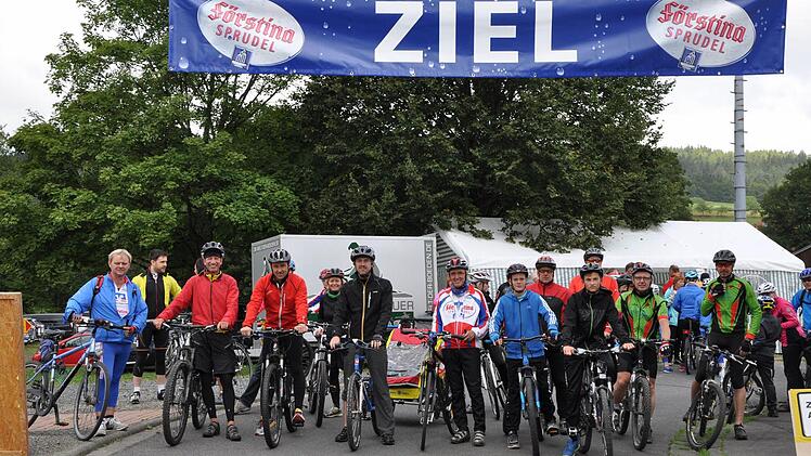 Armin Heurich (2. von links) führte die Jubiläumstour beim Rad-Vierer in Kothen mit den Vertretern der Sponsoren. Mit dabei ist auch Mottens Bürgermeister Jochen Vogel (4. von links) samt Töchtern im Radanhänger.  Foto: Petra Heurich