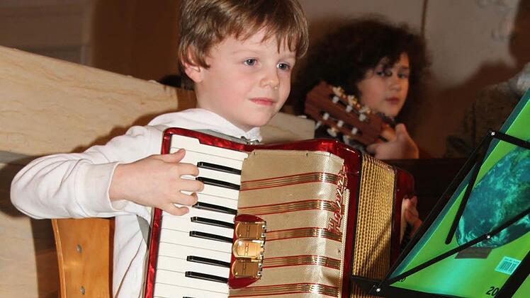 Jonas Hagen ist erst sechs Jahre alt und wagte sich schon alleine mit seinem Akkordeon auf die Bühne. Foto: Sonja Adam