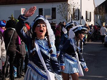 Die Blau-Weiss-Prinzengarde macht den Weg frei für den Faschingszug durch Elfershausen. Fotos: Gerd Schaar