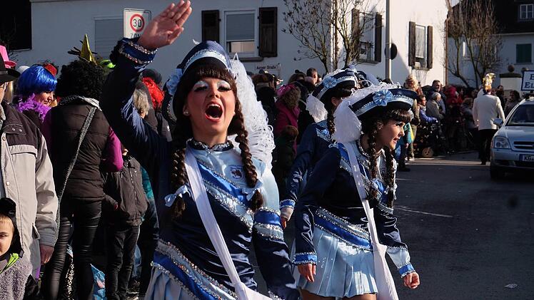 Die Blau-Weiss-Prinzengarde macht den Weg frei für den Faschingszug durch Elfershausen. Fotos: Gerd Schaar