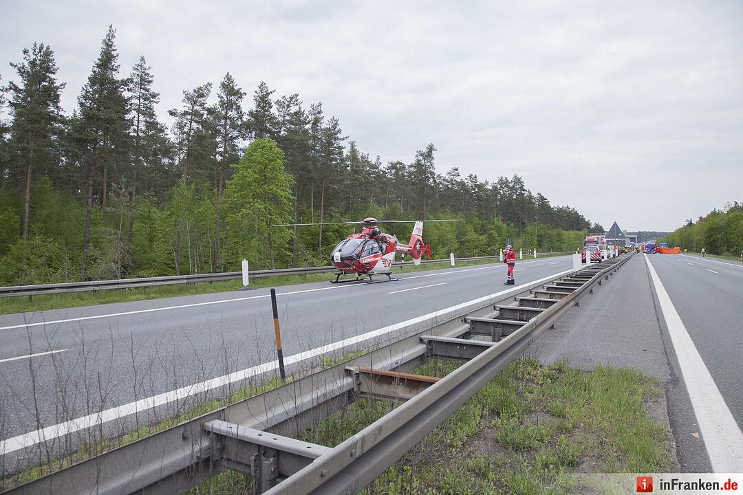 Vier Tote bei furchtbarem Unfall auf A6 - Lkw rast in Stauende