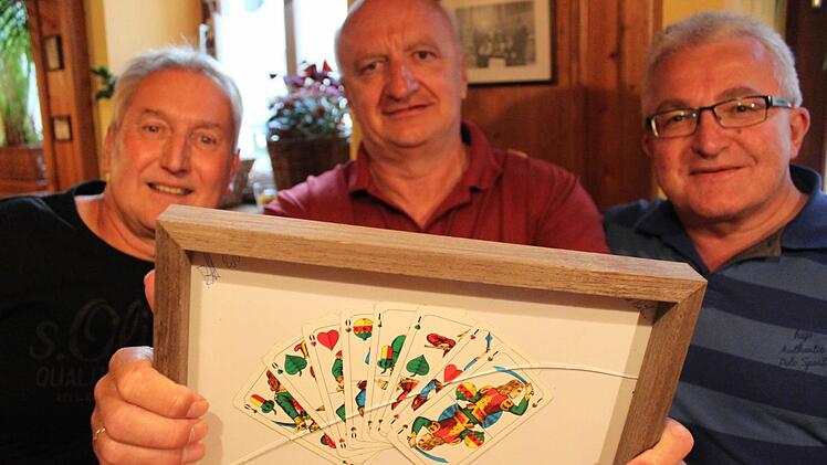 Ein Blatt für die Ewigkeit und sie waren dabei: Wilfried Müller, Uwe Kraus und Thilo Böhm. Foto: Makus Häggberg