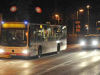 Ab sofort fahren vor allem am Wochenende Sicherheitsleute in der Nachtbus-Linie 935 mit, die auch am Bambados hält. Damit reagieren die Stadtwerke Bamberg auf das aggressive Verhalten einer Gruppe von Fahrgästen, die schon mehrfach aufgefallen ist.  Symbolfoto: Ronald Rinklef/Archiv