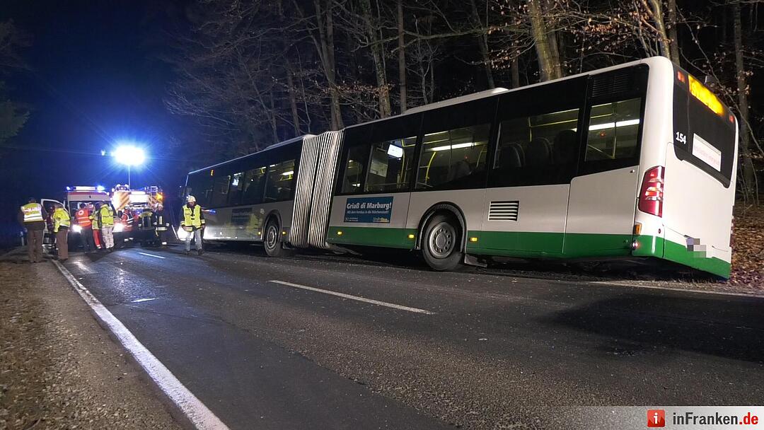 Auto kollidiert mit Linienbus und zweitem Fahrzeug - Mindestens acht Personen werden verletzt