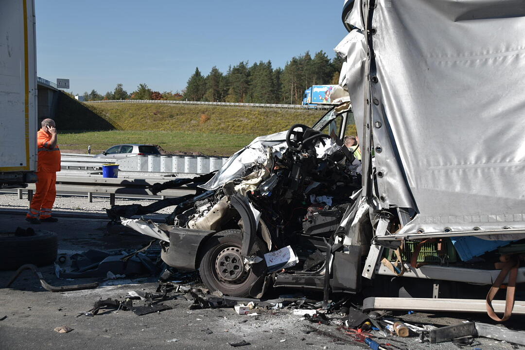 A6 bei Nürnberg: Kleintransporter fährt auf Stauende auf – Fahrer stirbt noch an Unfallstelle