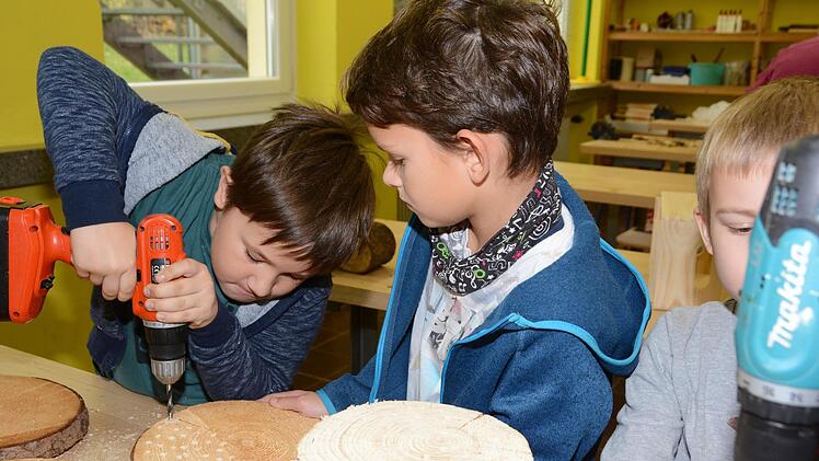 Impressionen vom Nisthilfenbau in der Melkendorfer Grundschule Dagmar Besand