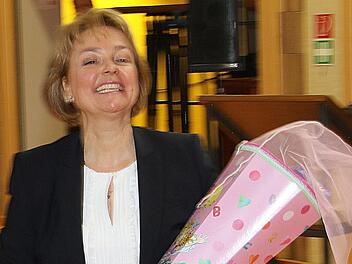 Eine Schultüte überreichten die Schulklassen ihrer neuen Schulleiterin Simone Heinz. Sie enthält nützliches wie Schokolade als Nervennahrung, Vitamine für die Gesundheit oder Ohrenstöpsel, wenn es zu laut wird.   Dieter Britz