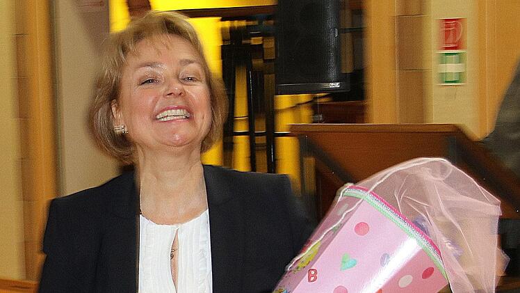 Eine Schultüte überreichten die Schulklassen ihrer neuen Schulleiterin Simone Heinz. Sie enthält nützliches wie Schokolade als Nervennahrung, Vitamine für die Gesundheit oder Ohrenstöpsel, wenn es zu laut wird.   Dieter Britz