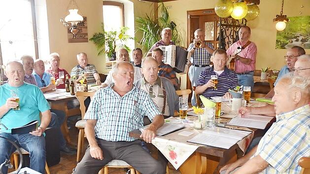 Sofort herrscht Hochstimmung mit harmonischen Klang. Wenn die Musiker (hinten von links) Gerhard Deininger, Siegfried Hauck und Andreas Endes loslegen, stimmen die 20 weiteren Rentner mit Gesang ein. Foto: K.- H. Hofmann