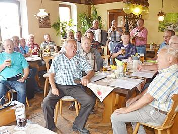 Sofort herrscht Hochstimmung mit harmonischen Klang. Wenn die Musiker (hinten von links) Gerhard Deininger, Siegfried Hauck und Andreas Endes loslegen, stimmen die 20 weiteren Rentner mit Gesang ein. Foto: K.- H. Hofmann
