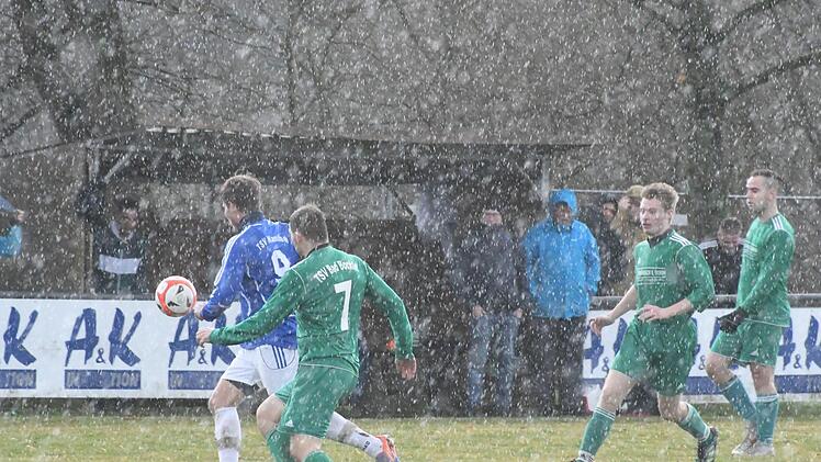 Die Wetterkapriolen an diesem Sonntag führten zum Spielabbruch an der Maßbacher Centleite.Hopf
