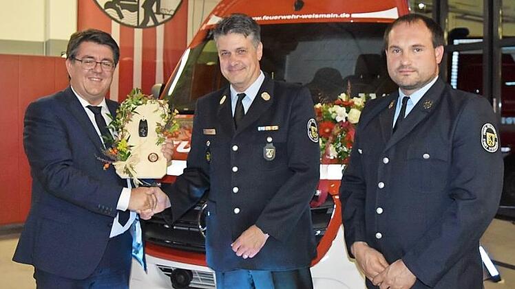 B&uuml;rgermeister Udo Dauer (links) &uuml;berreicht an Kommandant Jochen Bauer und seinen Stellvertreter Christian Kunstmann die Schl&uuml;ssel f&uuml;r das neue Fahrzeug. Foto: privat
