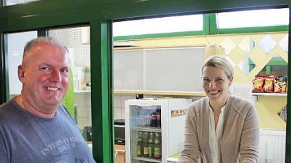 Nadja Müller, hier mit Sportzentrum-Chef Hans-Peter Philipp, betreibt schon seit zwei Jahren den Kiosk im Hallenbad.