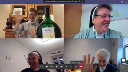 ObUlrike Lange( obenlinks) hat die Weinprobe in englischer Sprache unter anderem mit (oben rechts) Schwester. Tamara Lutz, (unten links) Schwester. Monika Edinger und Schwester Anne Marie Haas veranstaltet.  Screenshot: Martin Stapper