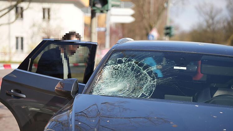 Schwerer Verkehrsunfall in Kreuzungsbereich: Audi kollidiert mit Fahrradfahrer