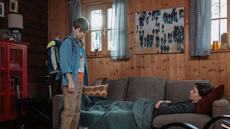 Elias (Sammy Schrein) macht sich Sorgen um seine Mutter Melanie Kofler (Monika Wegener), die unter den Folgen einer Corona-Erkrankung leidet.