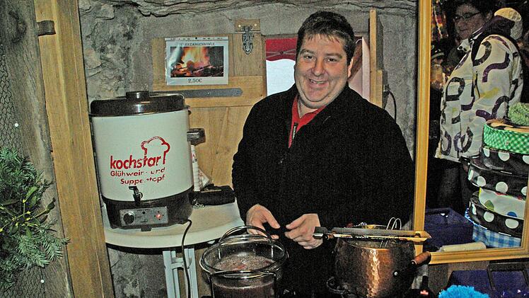 Michael Lutz wärmt mit Feuerzangenbowle.