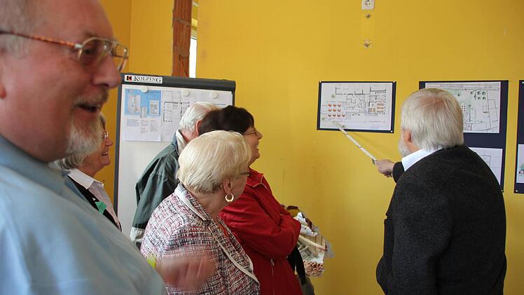 Auch Pfarrer Rudolf Theiler (links) gehörten zu den vielen Interessenten, die sich die Pläne erklären ließen.