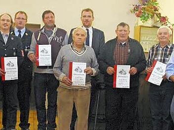 Eine ganze Reihe von Jubilaren wurde bei der Feuerwehr in Autenhausen ausgezeichnet. Foto: Bettina Knauth