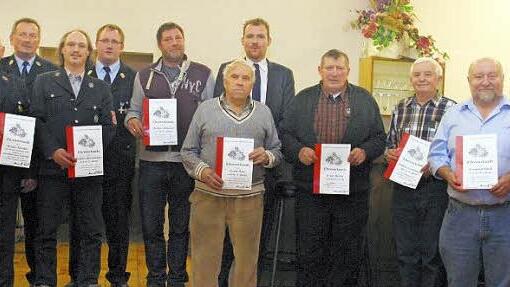 Eine ganze Reihe von Jubilaren wurde bei der Feuerwehr in Autenhausen ausgezeichnet. Foto: Bettina Knauth