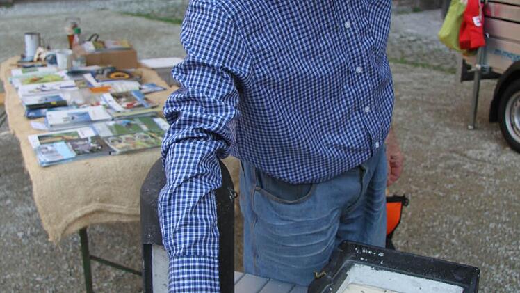 Ludwig Münch (LBV) zeigt die Innenausstattung eines Fledermauskastens. Die Tiere hängen sich gerne an den rauen Flächen fest