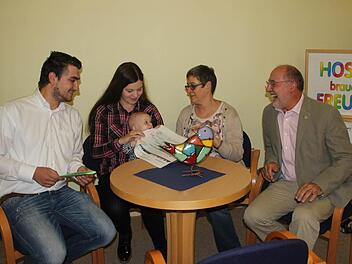 Sebastian Seidel (links) vom Town&Country-Club, Iris Zinkand, Hella Bayer und Peter Witton vom Hospizverein bei der Geldübergabe. Foto: Alina Detzel