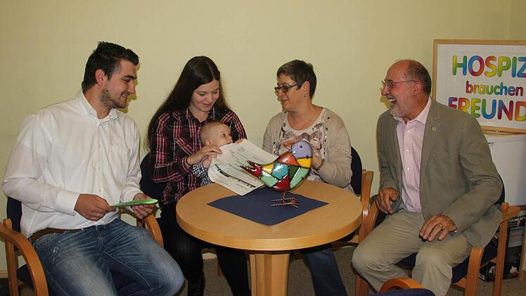 Sebastian Seidel (links) vom Town&Country-Club, Iris Zinkand, Hella Bayer und Peter Witton vom Hospizverein bei der Geldübergabe. Foto: Alina Detzel