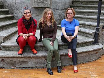 Neue Partnerschule des Theaters Schloss Maßbach ist die Volksschule Nüdlingen. Bei einer Pressekonferenz informierten Theaterleiterin Anne Maar (links), die neue Theaterpädagogin Julia Kreen (Mitte) und die stellvertretende Rektorin der Volksschule, Ulla Farkas darüber.  Foto: Dieter Britz