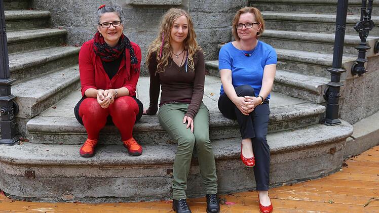 Neue Partnerschule des Theaters Schloss Maßbach ist die Volksschule Nüdlingen. Bei einer Pressekonferenz informierten Theaterleiterin Anne Maar (links), die neue Theaterpädagogin Julia Kreen (Mitte) und die stellvertretende Rektorin der Volksschule, Ulla Farkas darüber.  Foto: Dieter Britz