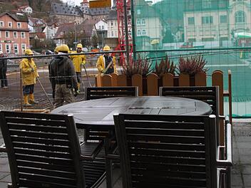 Die Baustelle vor der Eingangstür: Editha Rohrbeck vom Café "Petit Fours" hat seit dem Start des Millionen-Projekts einen Verlust von 50 Prozent verzeichnet. Foto: Alexander Hartmann
