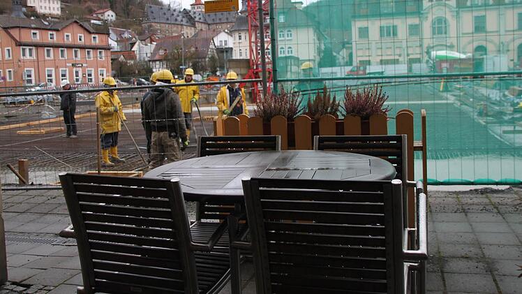 Die Baustelle vor der Eingangstür: Editha Rohrbeck vom Café "Petit Fours" hat seit dem Start des Millionen-Projekts einen Verlust von 50 Prozent verzeichnet. Foto: Alexander Hartmann