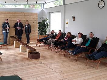 Eine kleine Pause gönnten sich die Teilnehmer bei den intensiven Vorbereitungen zur Veranstaltung "Meine Gesundheitsstadt". Dabei konnten sie es sich gleich einmal zusammen mit Bürgermeisterin Brigitte Meyerdierks (3. von rechts) im neuen Ruhebereich der Georgi-Sommerhalle bequem machen. Rolf Pralle