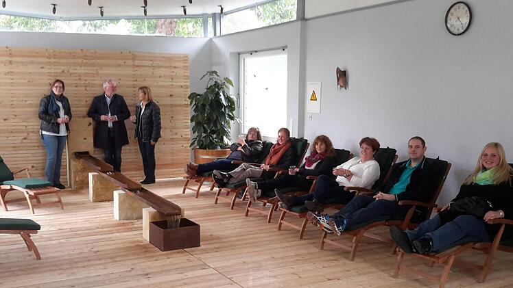 Eine kleine Pause gönnten sich die Teilnehmer bei den intensiven Vorbereitungen zur Veranstaltung "Meine Gesundheitsstadt". Dabei konnten sie es sich gleich einmal zusammen mit Bürgermeisterin Brigitte Meyerdierks (3. von rechts) im neuen Ruhebereich der Georgi-Sommerhalle bequem machen. Rolf Pralle