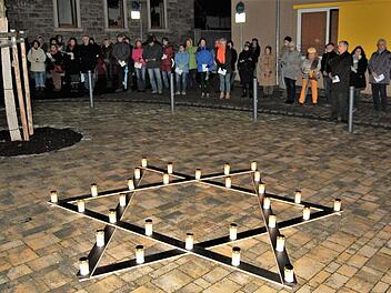 Ein Davidstern aus 33 Lebenslichtern leuchtete zum Gedenken der 33 jüdischen Einwohner, die 1942 aus Hammelburg deportiert wurden.Sigismund von Dobschütz