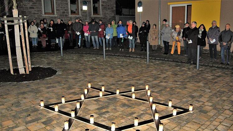 Ein Davidstern aus 33 Lebenslichtern leuchtete zum Gedenken der 33 jüdischen Einwohner, die 1942 aus Hammelburg deportiert wurden.Sigismund von Dobschütz