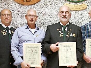 Die Ehrung der Schützen (v. l.): Vorsitzender Jürgen Schwarzmann, Dieter Krampert, Roland Stähr (beide 40 Jahre) und Georg Pfister (50 Jahre) Foto: Mathias Erlwein