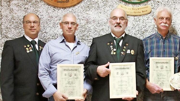 Die Ehrung der Schützen (v. l.): Vorsitzender Jürgen Schwarzmann, Dieter Krampert, Roland Stähr (beide 40 Jahre) und Georg Pfister (50 Jahre) Foto: Mathias Erlwein
