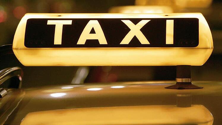 Ene Verwechslung führte am Samstagmorgen bei einem 23-Jährigen Besucher der Erlangener Bergkirchweih  zu schweren Verletzungen. Nun ermittelt die Polizei gegen den Taxifahrer.  Symbolbild: Arno Burgi dpa