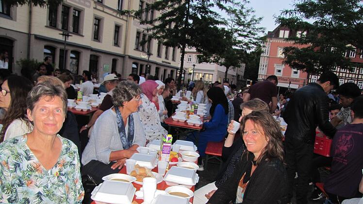 Zahlreiche Gäste und Vertreter der Öffentlichkeit hatten sich auf Einladung der Türkisch-Islamischen Gemeinde zum gemeinsamen Fastenbrechen auf dem Albertsplatz eingefunden. Foto: Martin Koch