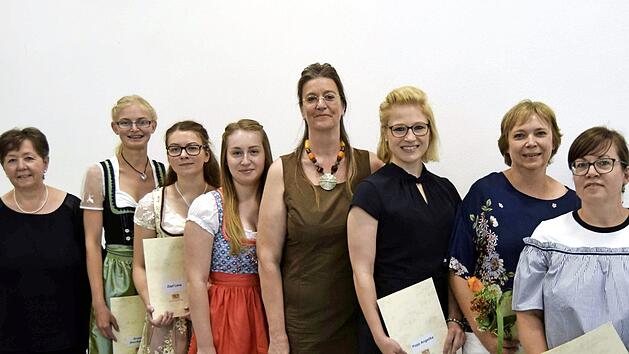 Die erfolgreichen Absolventen der Hauswirtschaft mit (von links): Elsbeth Sperlein, Ann-Kathrin Gruber, Lena Zapf, Sara Prei, Sylvia Knobloch, Angelika Popp, Martina Gick und Simone M&uuml;ller Foto: Andreas Welz
