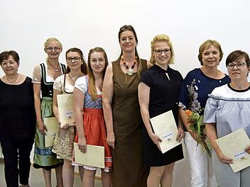 Die erfolgreichen Absolventen der Hauswirtschaft mit (von links): Elsbeth Sperlein, Ann-Kathrin Gruber, Lena Zapf, Sara Prei, Sylvia Knobloch, Angelika Popp, Martina Gick und Simone Müller Foto: Andreas Welz