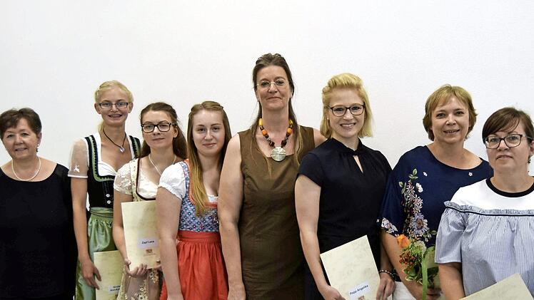 Die erfolgreichen Absolventen der Hauswirtschaft mit (von links): Elsbeth Sperlein, Ann-Kathrin Gruber, Lena Zapf, Sara Prei, Sylvia Knobloch, Angelika Popp, Martina Gick und Simone Müller Foto: Andreas Welz