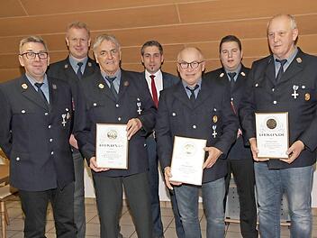 Die beiden Vorsitzenden Reinhold Ruschig (l.) und sein Stellvertreter Heiko Hippacher (2. v. l.) überreichten Urkunden für 40-jährige Mitgliedschaft an Peter Schmitt (3. v. l.), Andreas Friedel (3. v. r.) und Bernhard Geyer (r.). Mit auf dem Bild Bürgermeister Torsten Gunselmann (M.) und Kommandant Patrick Arold (2. v. r.). Foto: Mathias Erlwein