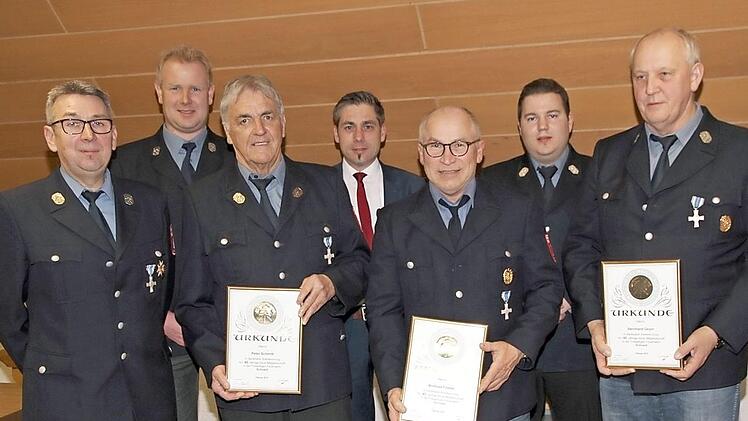 Die beiden Vorsitzenden Reinhold Ruschig (l.) und sein Stellvertreter Heiko Hippacher (2. v. l.) überreichten Urkunden für 40-jährige Mitgliedschaft an Peter Schmitt (3. v. l.), Andreas Friedel (3. v. r.) und Bernhard Geyer (r.). Mit auf dem Bild Bürgermeister Torsten Gunselmann (M.) und Kommandant Patrick Arold (2. v. r.). Foto: Mathias Erlwein