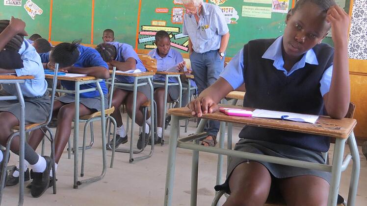 Auch als Prüfungsaufsicht machte sich Roland Grebner in Namibia nützlichprivat