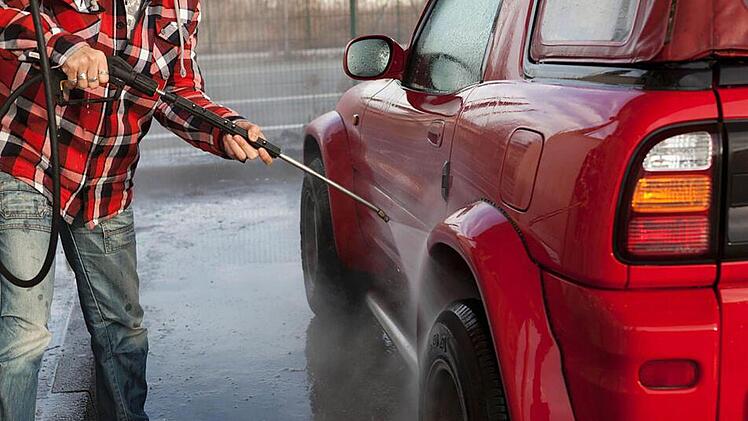 Auto waschen - erlaubt oder verboten?  Symbolfoto: Silvia Marks/dpa