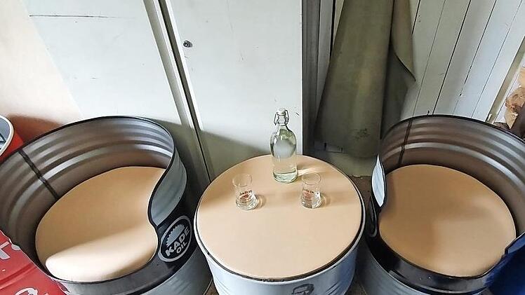 Diese Möbel entstehen aus alten Ölfässern.