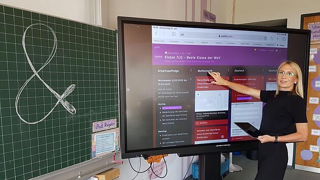 Die Schule wird digitaler, sagt Bianca Simon, die medienp&auml;dagogische Beraterin f&uuml;r digitale   Bildung in den Schulamtsbezirken Kulmbach und Bayreuth ist und hier an einer digitalen Tafel steht. Die  herk&ouml;mmliche Tafel (links) hat  laut Simon aber nicht ausgedient.Alexander Hartmann