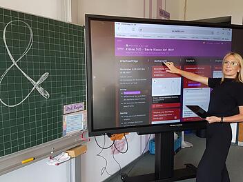 Die Schule wird digitaler, sagt Bianca Simon, die medienpädagogische Beraterin für digitale   Bildung in den Schulamtsbezirken Kulmbach und Bayreuth ist und hier an einer digitalen Tafel steht. Die  herkömmliche Tafel (links) hat  laut Simon aber nicht ausgedient.Alexander Hartmann