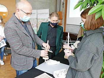 Christian Plätzer und Roland Deinzer (v. l.) versuchten sich an steinzeitlicher Schmuckherstellung.